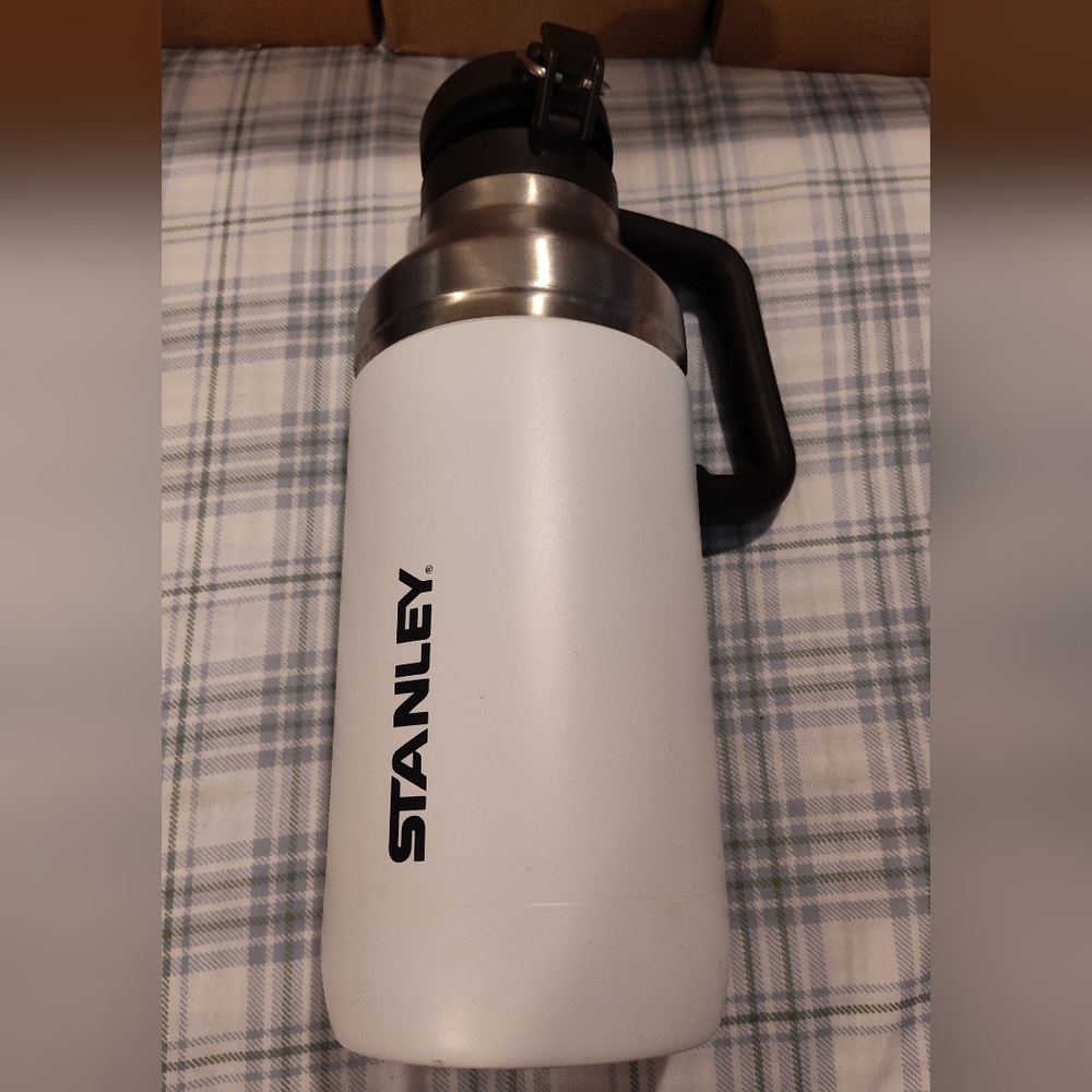 STANLEY 64oz Growler